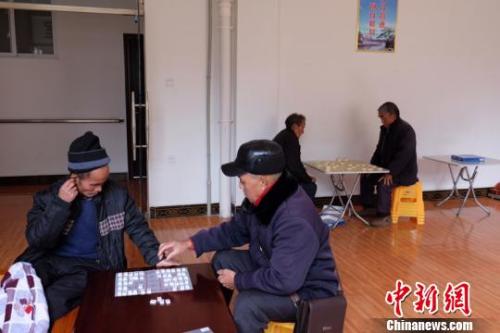 資料圖：老人們在下棋。徐學(xué)練 攝。