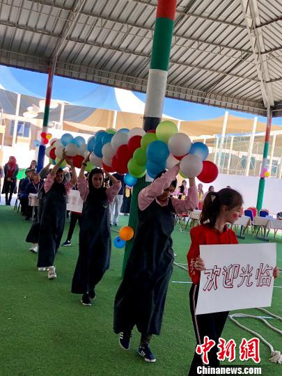 沙迦伊本哈頓特教學(xué)校歡迎中國(guó)代表團(tuán)的到來(lái)。 王祖敏 攝