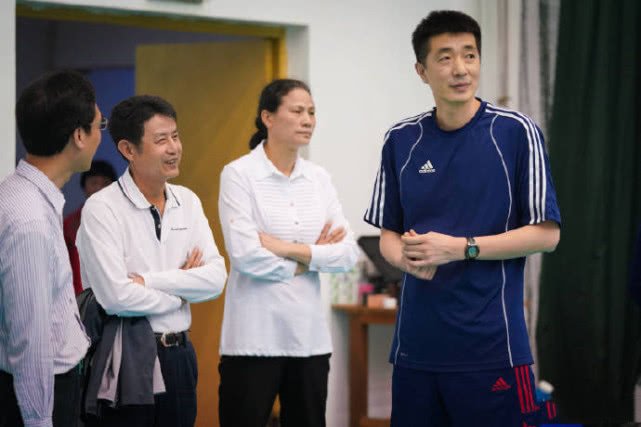62歲陳忠和依然年輕！現(xiàn)場(chǎng)指導(dǎo)中國(guó)女排集訓(xùn)，避免當(dāng)年一錯(cuò)誤