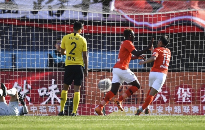 遭絕殺！恒大1-2不敵人和四連勝被終結(jié) 保利尼奧染紅