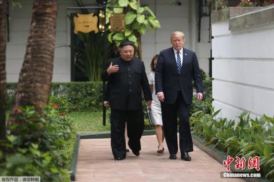 資料圖：2019年2月河內(nèi)“金特會”期間，金正恩與特朗普一對一會談結(jié)束后，一同在花園散了一會步。