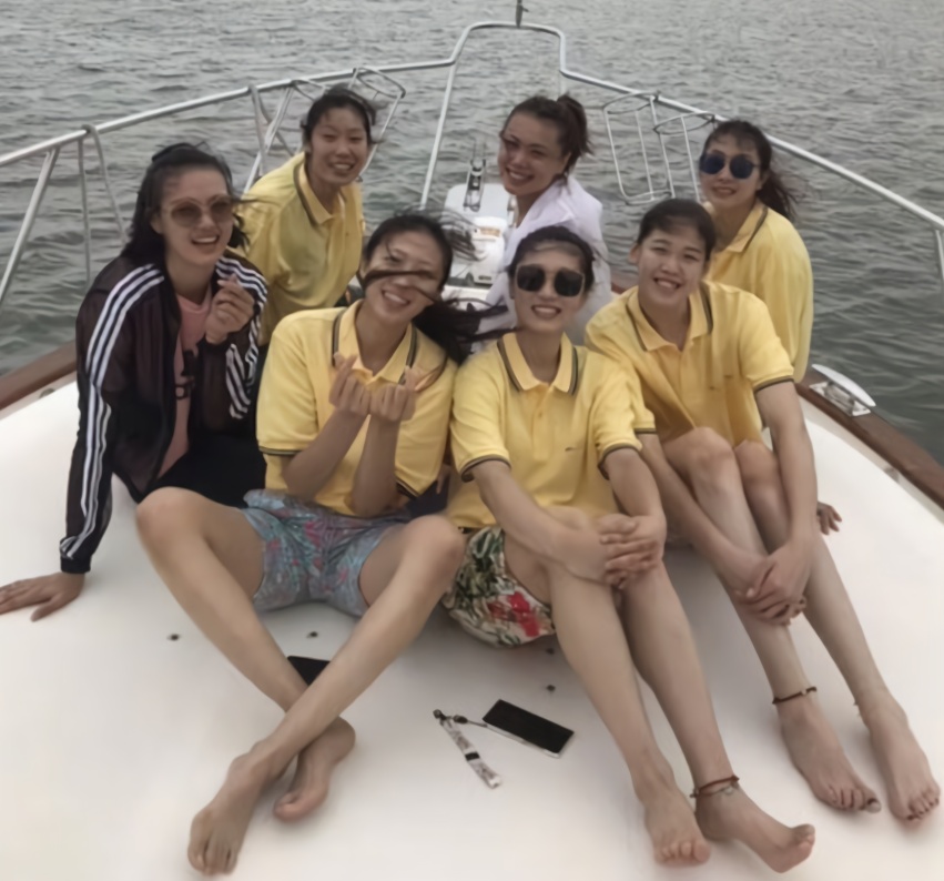 郎平又打心理戰(zhàn)！女排7大核心罕見瘋玩