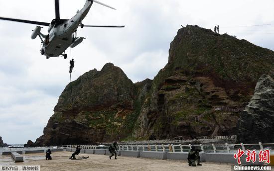 資料圖：韓國在韓日爭議島嶼周邊海域舉行聯(lián)合防御軍演。