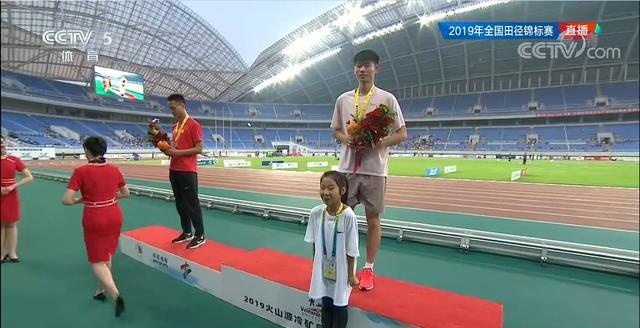 0.01秒絕殺取勝！曾建航110米欄擊敗孫振江 13秒59奪得錦標(biāo)賽冠軍