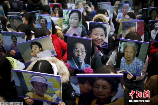 資料圖：韓國首爾民眾高舉慰安婦的照片，在日本使館前集會抗議。