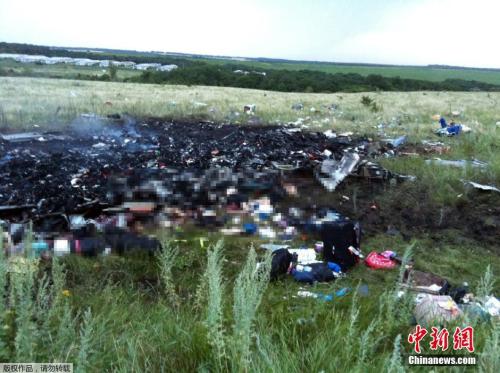 圖三：資料圖：當(dāng)?shù)貢r(shí)間2014年7月17日，馬航MH17班機(jī)從阿姆斯特丹飛往吉隆坡途中，在烏克蘭東部墜毀，機(jī)上298人全部罹難。圖為烏克蘭頓涅茨克地區(qū)，馬來西亞航空公司MH17航班墜毀地。