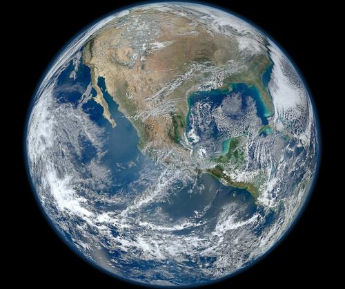 圖為2012年1月4日，地球觀測(cè)衛(wèi)星“蘇奧米NPP”拍攝的地球全景圖——“藍(lán)色大理石”，圖中的地球美得令人窒息。 圖片來(lái)源：NASA官網(wǎng)