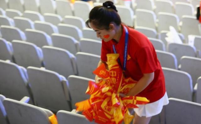 女排賽場(chǎng)另一道風(fēng)景線！退場(chǎng)時(shí)球迷們一舉動(dòng)引人點(diǎn)贊