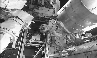 美宇航員太空行走 為國際空間站增設“停機位”