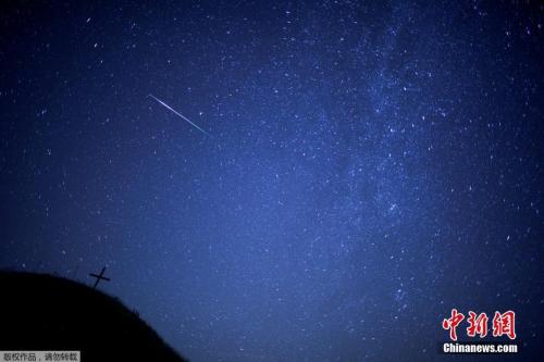 資料圖：與地球相撞的小行星被稱為流星。當(dāng)流星體沒(méi)有完全燒毀而落到地面時(shí)，殘余部分便被稱為隕石。圖為“英仙座流星雨”。