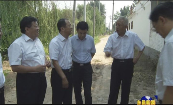 副省長(zhǎng)凌文來我區(qū)調(diào)研四好農(nóng)村路及胡同硬化工作