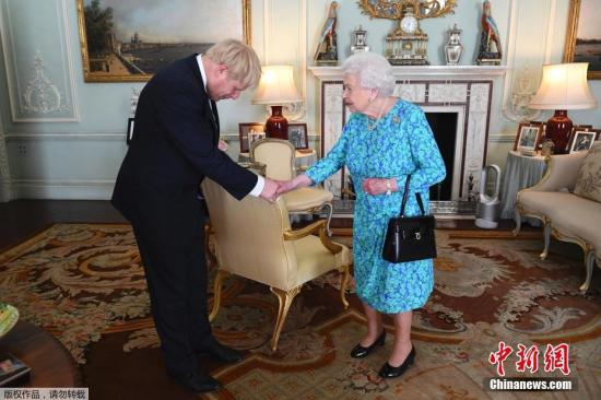 資料圖：英國首相鮑里斯·約翰遜與女王伊麗莎白二世。