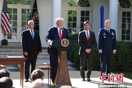 當(dāng)?shù)貢r(shí)間8月29日，美國總統(tǒng)特朗普在白宮表示，為應(yīng)對(duì)颶風(fēng)“多里安”，他將取消周末赴波蘭的訪問行程。美國副總統(tǒng)彭斯(左一)將代替他出訪。<a target='_blank' >中新社</a>記者 陳孟統(tǒng) 攝