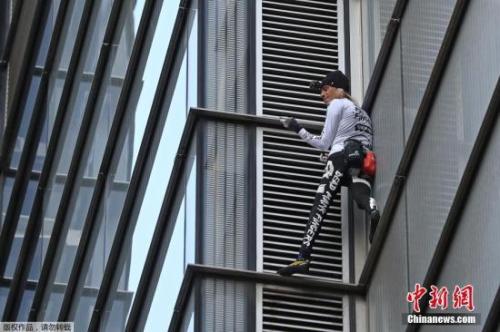 再遭逮捕！法“蜘蛛人”在德國(guó)攀登大樓被指違反秩序