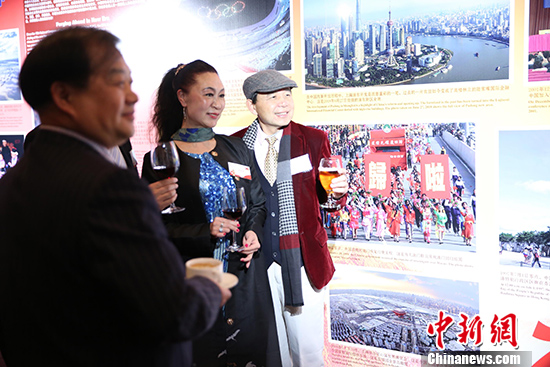 9月25日晚，中國駐墨爾本總領(lǐng)館舉行招待會(huì)，慶祝新中國成立70周年。圖為當(dāng)?shù)厝A僑華人在新中國70年建設(shè)成就展板前留影。 <a target='_blank' >中新社</a>記者 陶社蘭 攝