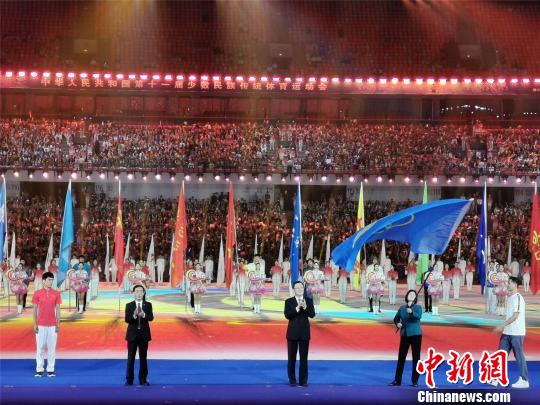 海南省代表接過全國少數民族傳統體育運動會會旗。 韓章云 攝
