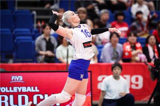 女排七仙女打滿3局橫掃俄羅斯！三場3-0登積分榜第一，郎導太強了
