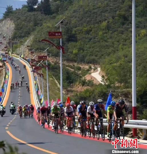 2019“邢臺扁鵲杯”環(huán)邢臺國際公路自行車選手在角逐。 張鵬翔 攝