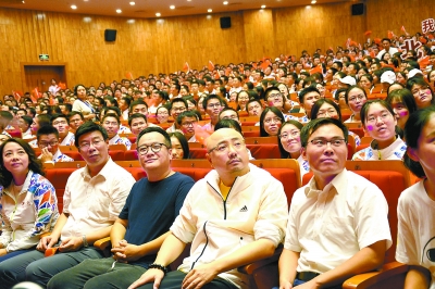 寧浩徐崢與北大學(xué)子齊唱愛國歌曲
