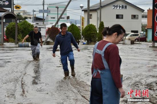 臺(tái)風(fēng)過境日本安倍三訪災(zāi)區(qū)：坐直升機(jī)視察浸水城市