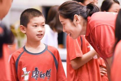 朱婷與小朋友親切交談。主辦方供圖。