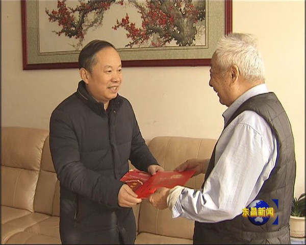 劉培國(guó)走訪慰問困難群眾老黨員和優(yōu)撫對(duì)象