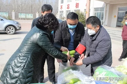 【新時(shí)代文明實(shí)踐】把愛(ài)心蔬菜送到貧困群眾家中