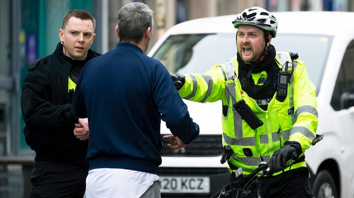 英國警方出“狠招”：違規(guī)外出最高罰款960英鎊 派無人機監(jiān)督人們遛狗