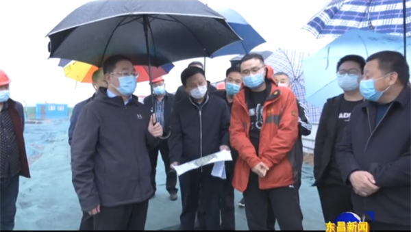 區(qū)領(lǐng)導就棚改、老舊小區(qū)改造及市政道路建設(shè)工作現(xiàn)場辦公