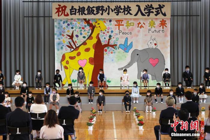 課桌隔兩米、人數(shù)設(shè)上限，多國復(fù)課后加強(qiáng)防護(hù)(圖)