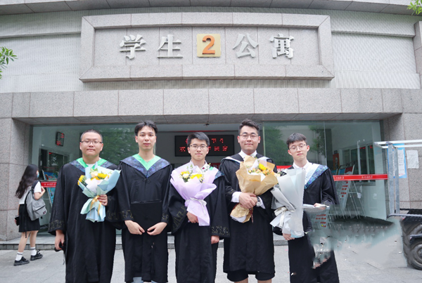 同宿舍5名男生全部考研“上岸”：學(xué)累時(shí)會(huì)一起看動(dòng)畫(huà)片