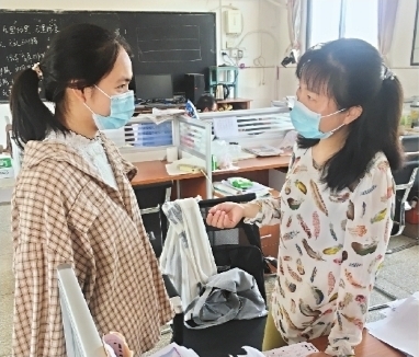 鄉(xiāng)村女教師當(dāng)“陪讀” 記了9本筆記
