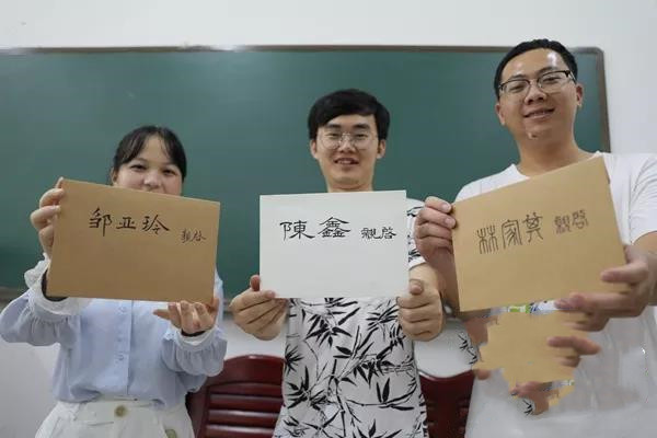 暖！輔導(dǎo)員用不同字體為畢業(yè)生寫信
