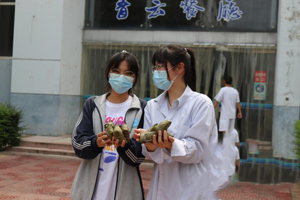 花樣減壓助高考！江蘇一高中連續(xù)三年為千余名考生發(fā)粽子