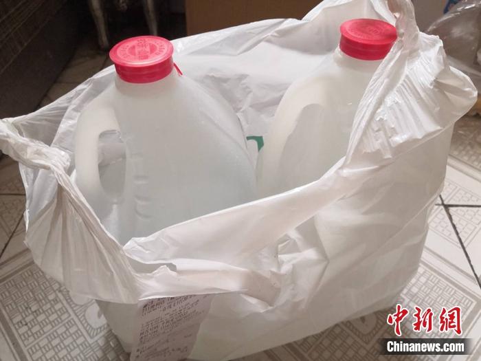 快遞不能上門，居民需要到小區(qū)門口自取快遞。消費者供圖。