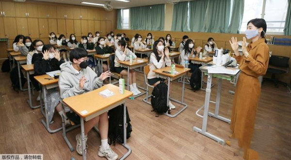 韓國(guó)中小學(xué)最后一批學(xué)生返校 家長(zhǎng)憂校園群聚性感染
