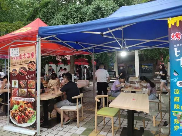 在校園里“擼串”！四川一高校為畢業(yè)生開燒烤夜市