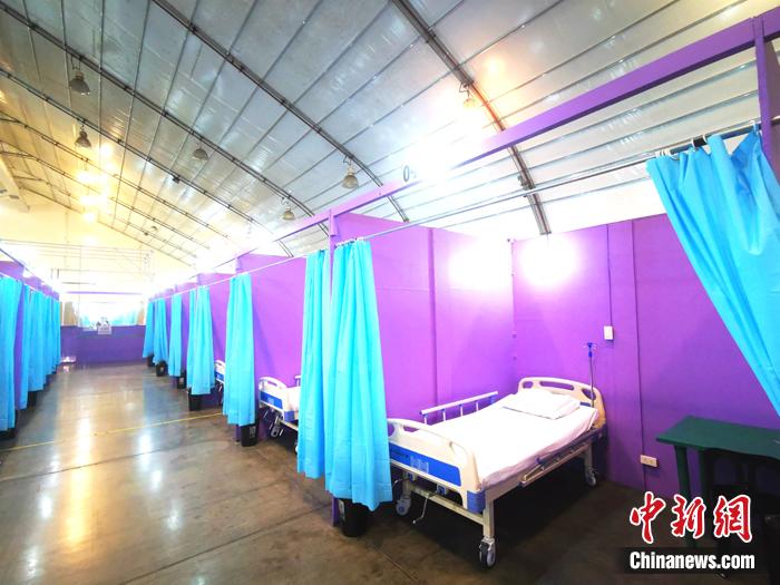 每個(gè)隔離病房配備標(biāo)準(zhǔn)醫(yī)用可升降病床，每張床上已放置嶄新的護(hù)理用床墊、全新枕套床單、吊水用鐵架、醫(yī)療器械電插座與生活插座兩組，同時(shí)配備一桌一椅。 關(guān)向東 攝