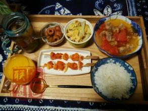 三餐有側(cè)重：早餐補(bǔ)能量，午飯少油鹽
