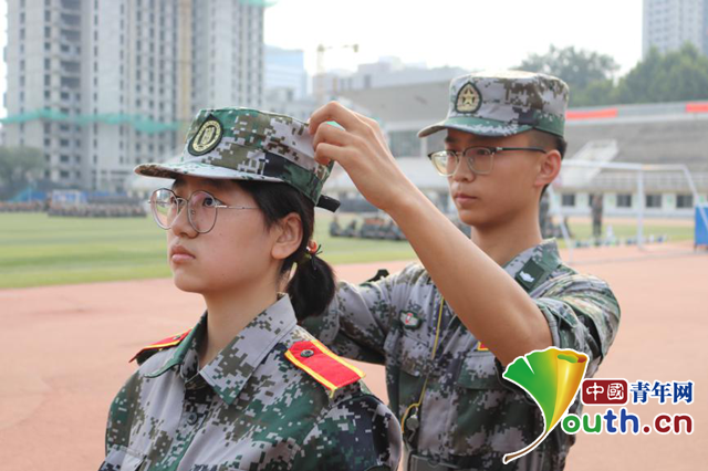畫(huà)面太暖！00后大學(xué)生擔(dān)任05后新生軍訓(xùn)教官