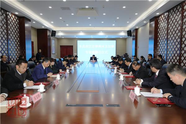 我區(qū)舉行法律顧問(wèn)和法律專家?guī)炱溉蝺x式