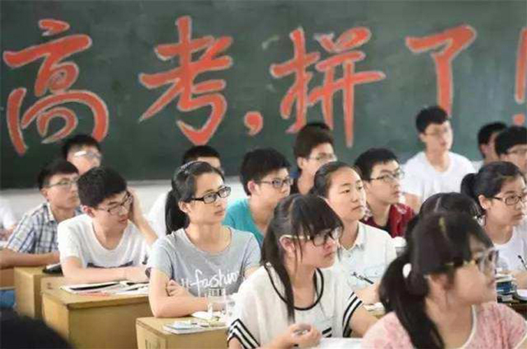 還記得高考忘涂答題卡，給監(jiān)考老師“下跪”的女孩嗎？如今咋樣了