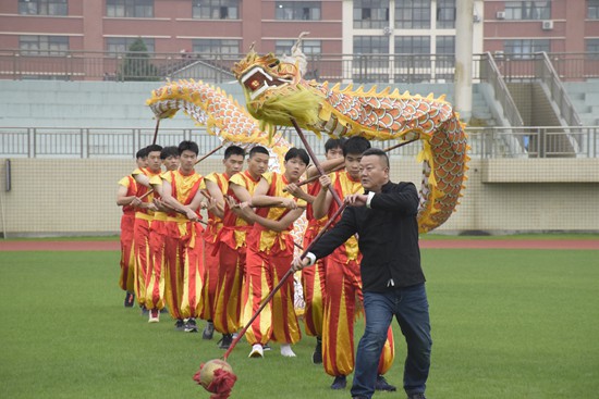 應(yīng)該如何引導(dǎo)中學(xué)生培養(yǎng)藝術(shù)愛(ài)好、學(xué)會(huì)欣賞和體驗(yàn)美