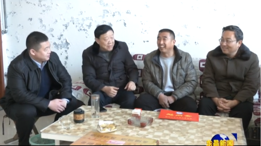 慰問救人英雄  倡導(dǎo)見義勇為