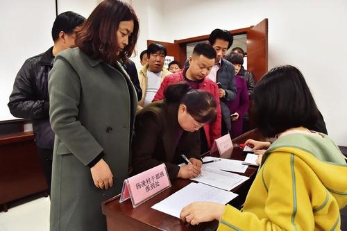兩辦：支持村干部和農(nóng)民參加學(xué)歷教育，鼓勵(lì)留守婦女等考職校