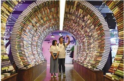 “打卡”網(wǎng)紅書店，入眼更要入心