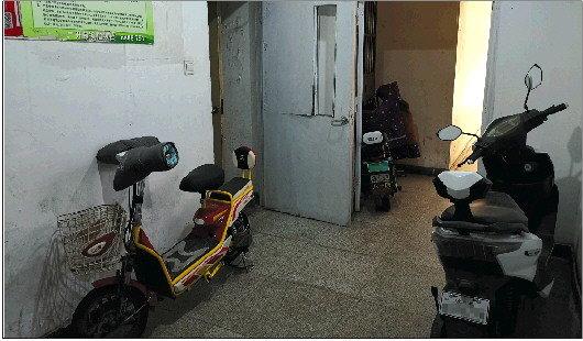 小區(qū)電動(dòng)車上樓“拉鋸戰(zhàn)”：慘痛教訓(xùn)為何擋不住亂象？