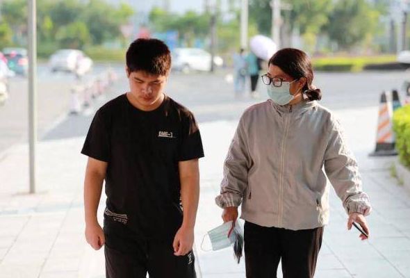 這位考生延時交卷，還優(yōu)先進(jìn)入考點、考場