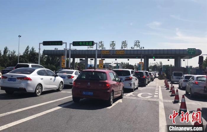 資料圖：車輛有序通行高速收費(fèi)站 河南省交通運(yùn)輸廳供圖