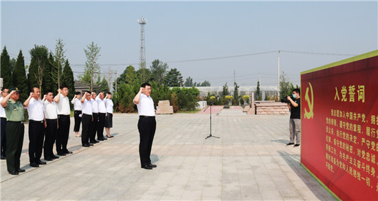 東昌府區(qū)委理論學(xué)習(xí)中心組赴東昌府烈士陵園接受黨性黨風(fēng)教育
